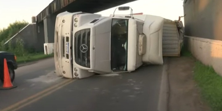Vehículos más altos que 4,33 metros no pasan por debajo del puente. (El Tres)