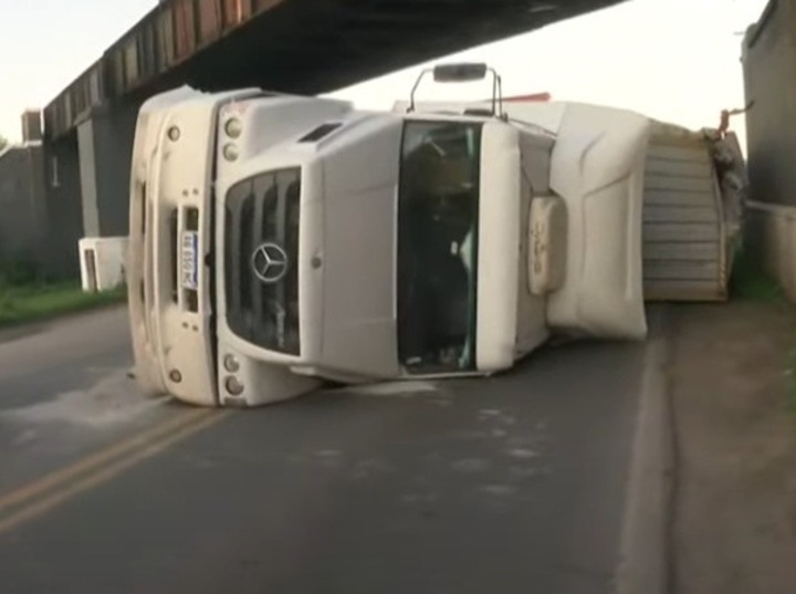 Vehículos más altos que 4,33 metros no pasan por debajo del puente. (El Tres)