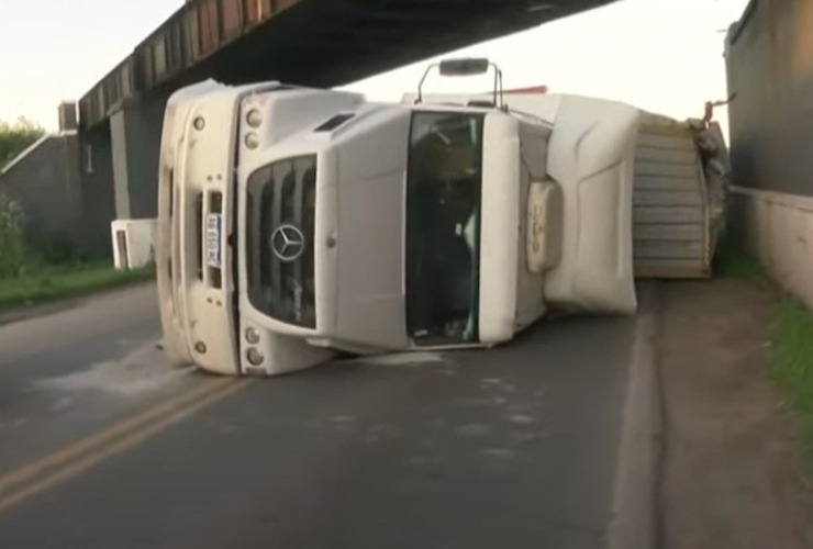 Vehículos más altos que 4,33 metros no pasan por debajo del puente. (El Tres)