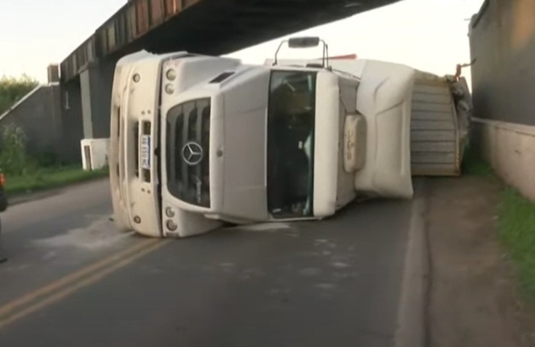 Vehículos más altos que 4,33 metros no pasan por debajo del puente. (El Tres)