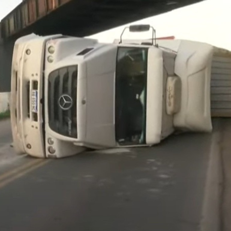 Vehículos más altos que 4,33 metros no pasan por debajo del puente. (El Tres)