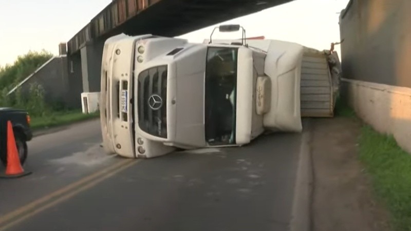Veh&iacute;culos m&aacute;s altos que 4,33 metros no pasan por debajo del puente. (El Tres)