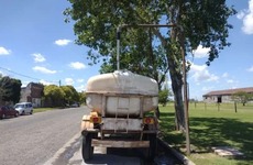 El presidente comunal condujo el camión regador ante la ausencia por enfermedad de los conductores.