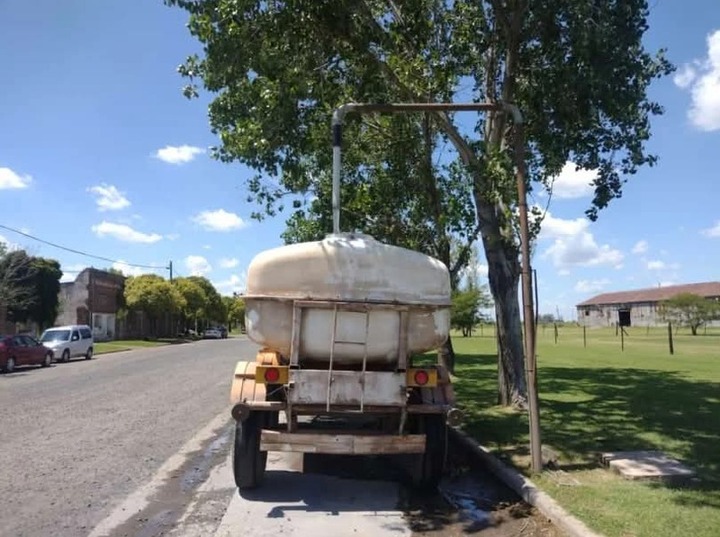 El presidente comunal condujo el camión regador ante la ausencia por enfermedad de los conductores.