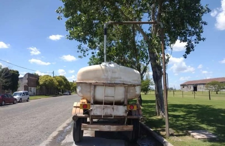 El presidente comunal condujo el camión regador ante la ausencia por enfermedad de los conductores.