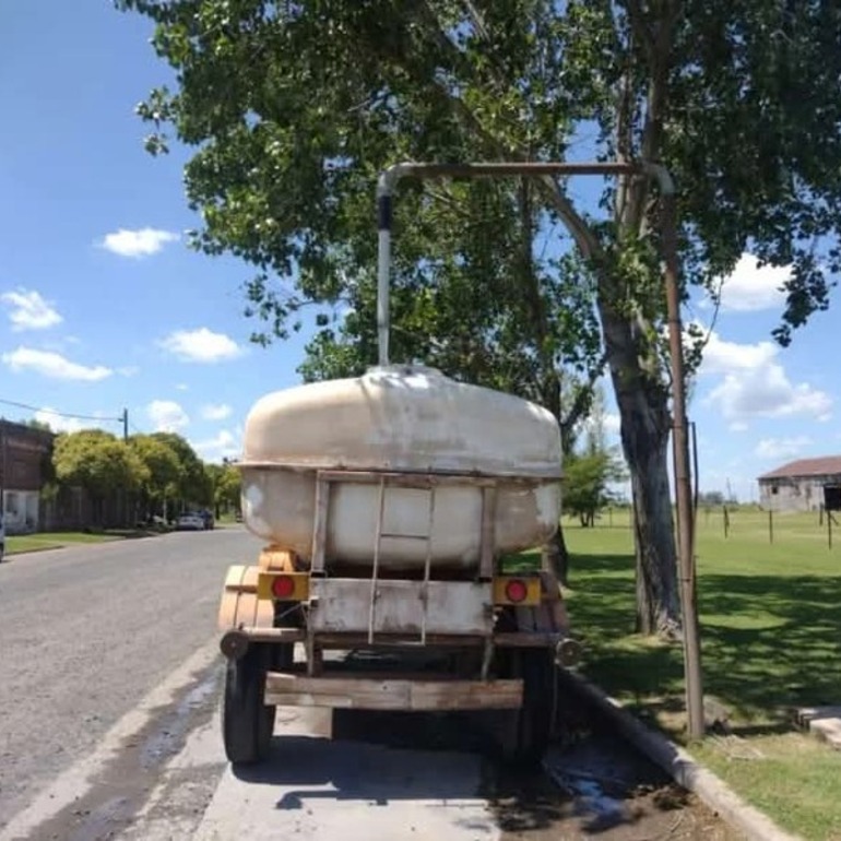El presidente comunal condujo el camión regador ante la ausencia por enfermedad de los conductores.