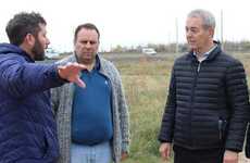 Los vecinos exigen al Ejecutivo el comienzo de la obra de electrificación en el predio de acceso sur.