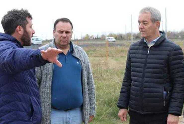 Los vecinos exigen al Ejecutivo el comienzo de la obra de electrificación en el predio de acceso sur.
