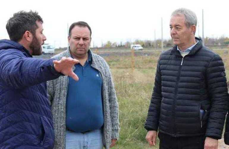 Los vecinos exigen al Ejecutivo el comienzo de la obra de electrificación en el predio de acceso sur.