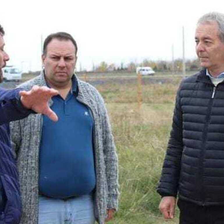 Los vecinos exigen al Ejecutivo el comienzo de la obra de electrificación en el predio de acceso sur.