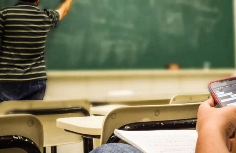 José Goity: La escuela está muy invadida por los dispositivos electrónicos.