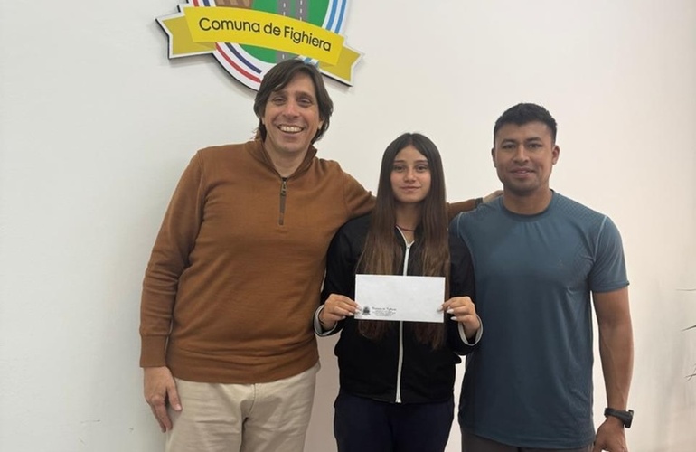 Imagen de La Comuna de Fighiera entregó un aporte económico a la atleta Selene Aguilar