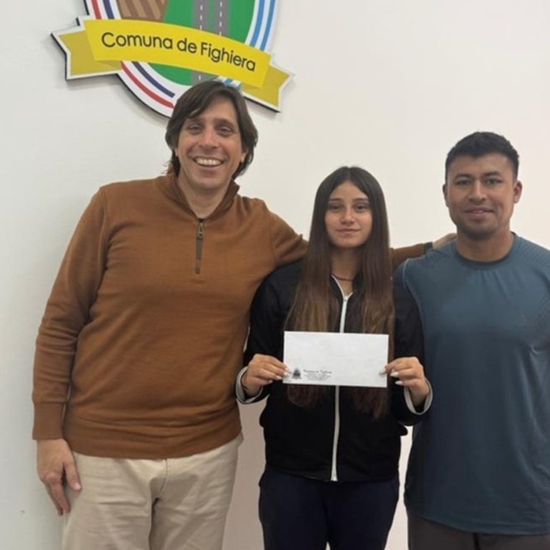 Imagen de La Comuna de Fighiera entregó un aporte económico a la atleta Selene Aguilar