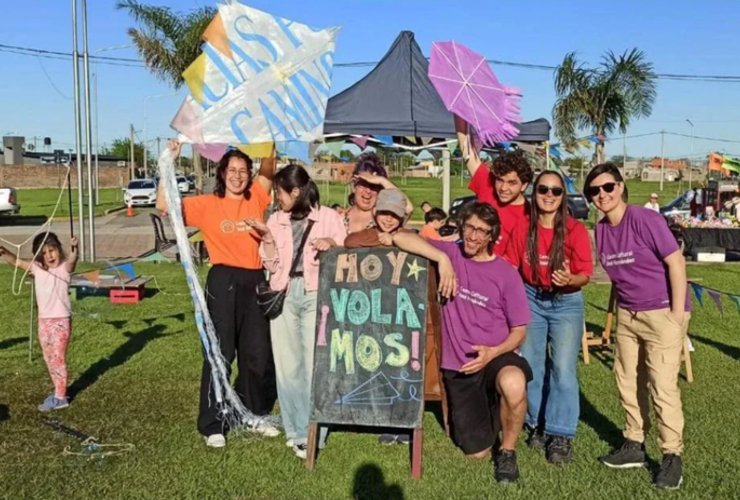 Imagen de Se realizó con éxito la Barrileteada en la Rotonda por el Día de la Primavera