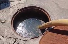Imagen de Vecinos de San Nicolás y Moreno al bis reclaman por desborde cloacal crónico