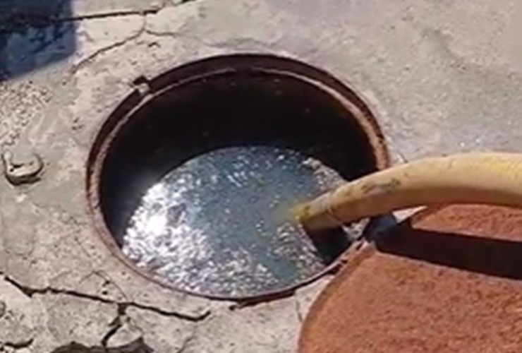 Imagen de Vecinos de San Nicolás y Moreno al bis reclaman por desborde cloacal crónico