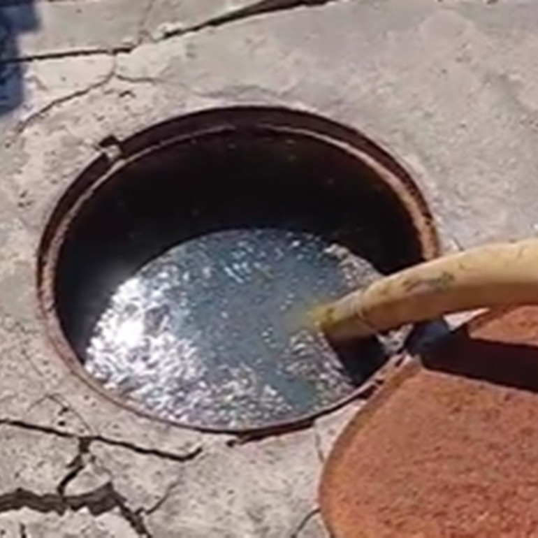 Imagen de Vecinos de San Nicolás y Moreno al bis reclaman por desborde cloacal crónico