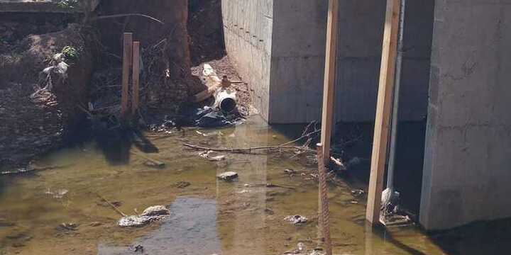 El grave problema medio ambiental se encuentra en la obra del puente de Maffei y atrasa los trabajos.