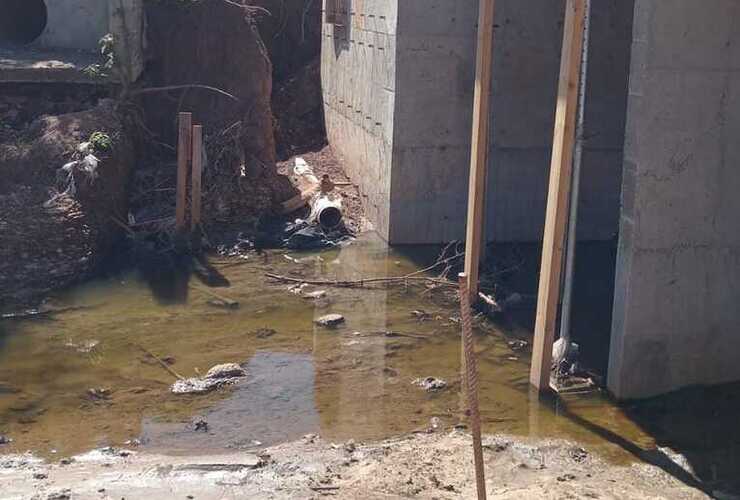 El grave problema medio ambiental se encuentra en la obra del puente de Maffei y atrasa los trabajos.