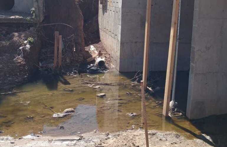 El grave problema medio ambiental se encuentra en la obra del puente de Maffei y atrasa los trabajos.