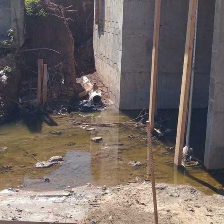 El grave problema medio ambiental se encuentra en la obra del puente de Maffei y atrasa los trabajos.