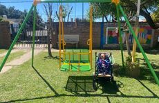 Imagen de El Jardín El Nogal inauguró una hamaca adaptada para niños con discapacidad