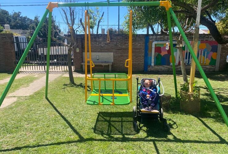 Imagen de El Jardín El Nogal inauguró una hamaca adaptada para niños con discapacidad