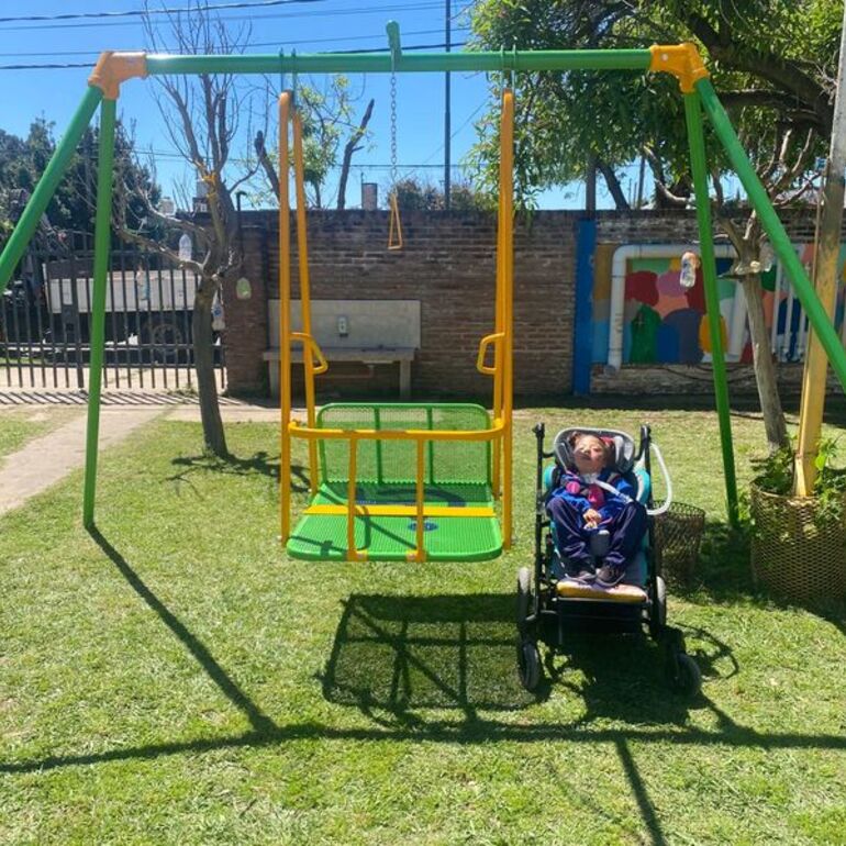 Imagen de El Jardín El Nogal inauguró una hamaca adaptada para niños con discapacidad