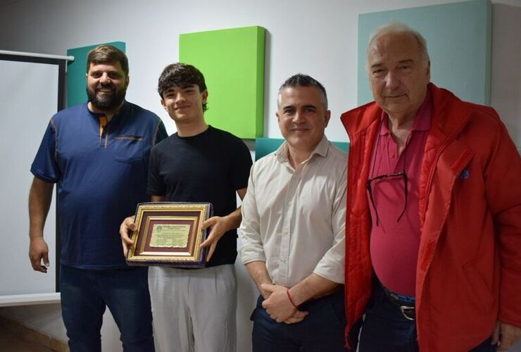 Imagen de El Concejo Municipal reconoció al patinador local Vicente Bachieca