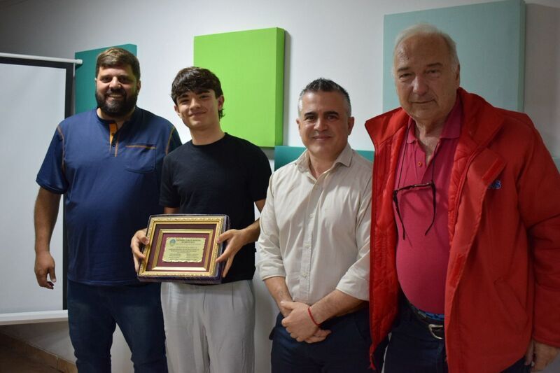 Imagen de El Concejo Municipal reconoci&oacute; al patinador local Vicente Bachieca