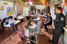 Imagen de Bomberos de Arroyo Seco y Pueblo Esther llevaron donaciones a una escuela isleña