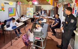 Imagen de Bomberos de Arroyo Seco y Pueblo Esther llevaron donaciones a una escuela isle&ntilde;a