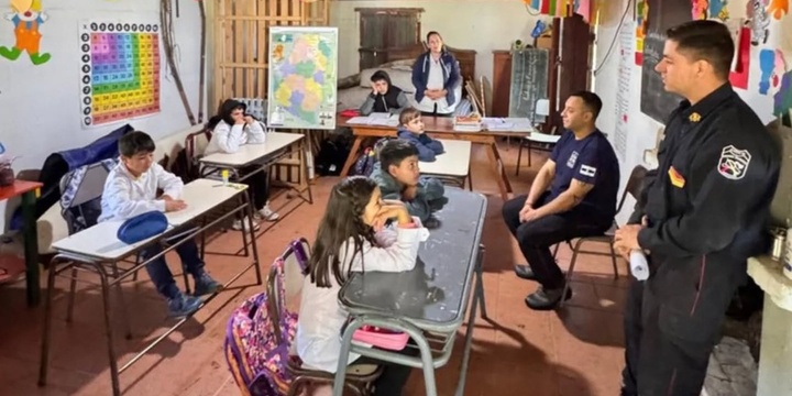 Imagen de Bomberos de Arroyo Seco y Pueblo Esther llevaron donaciones a una escuela isleña