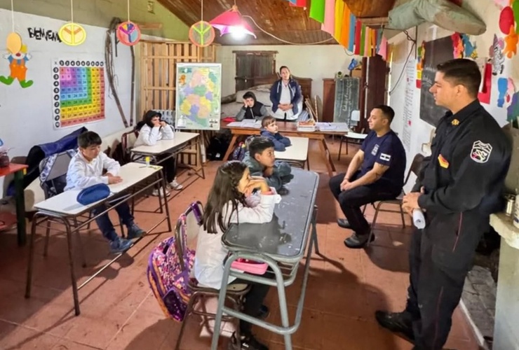 Imagen de Bomberos de Arroyo Seco y Pueblo Esther llevaron donaciones a una escuela isleña