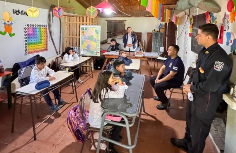 Imagen de Bomberos de Arroyo Seco y Pueblo Esther llevaron donaciones a una escuela isleña
