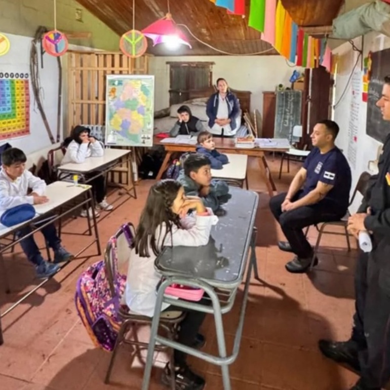 Imagen de Bomberos de Arroyo Seco y Pueblo Esther llevaron donaciones a una escuela isleña
