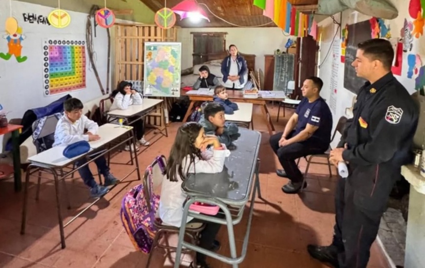 Imagen de Bomberos de Arroyo Seco y Pueblo Esther llevaron donaciones a una escuela isleña