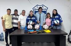 Imagen de La Comuna de Fighiera entregó elementos deportivos al fútbol femenino del Club Central Argentino