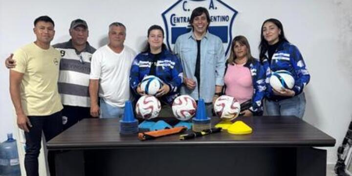 Imagen de La Comuna de Fighiera entregó elementos deportivos al fútbol femenino del Club Central Argentino