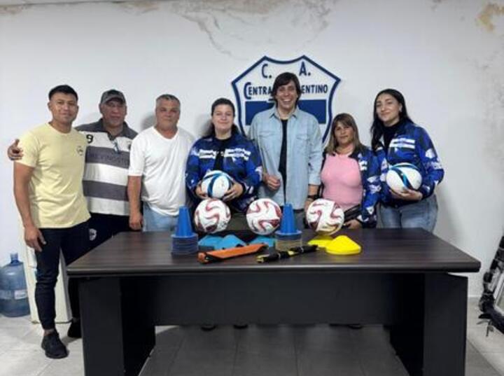 Imagen de La Comuna de Fighiera entregó elementos deportivos al fútbol femenino del Club Central Argentino