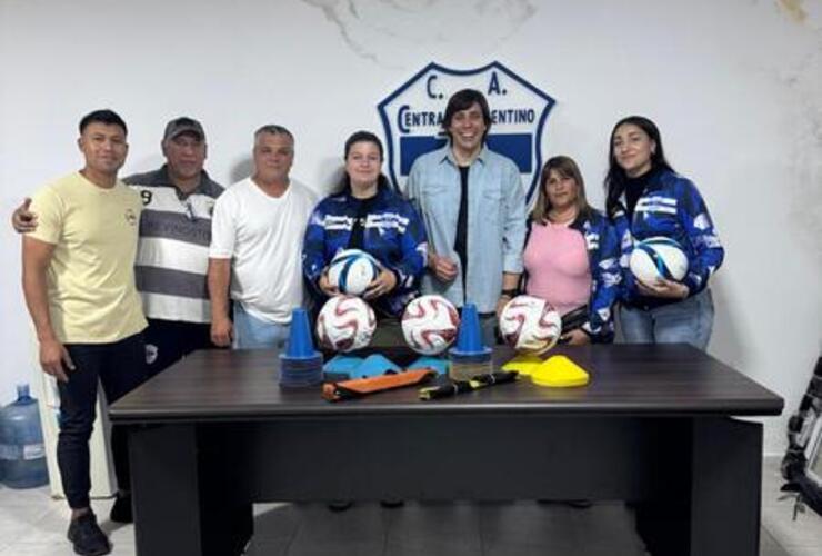 Imagen de La Comuna de Fighiera entregó elementos deportivos al fútbol femenino del Club Central Argentino