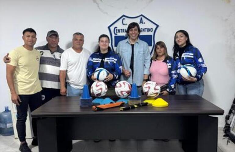 Imagen de La Comuna de Fighiera entregó elementos deportivos al fútbol femenino del Club Central Argentino