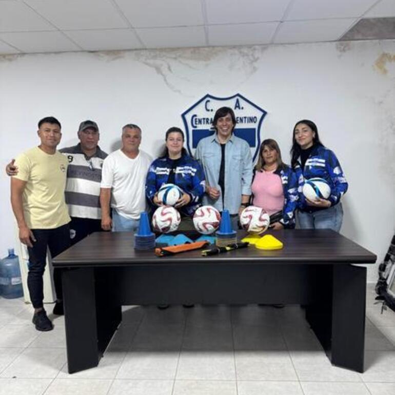 Imagen de La Comuna de Fighiera entregó elementos deportivos al fútbol femenino del Club Central Argentino