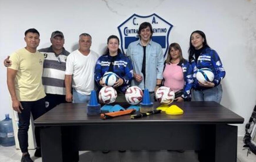Imagen de La Comuna de Fighiera entreg&oacute; elementos deportivos al f&uacute;tbol femenino del Club Central Argentino
