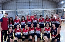Imagen de La tira femenina de Vóley Talleres, está líder en sus categorías y ascendió a la A4