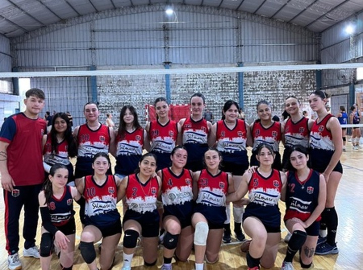Imagen de La tira femenina de Vóley Talleres, está líder en sus categorías y ascendió a la A4