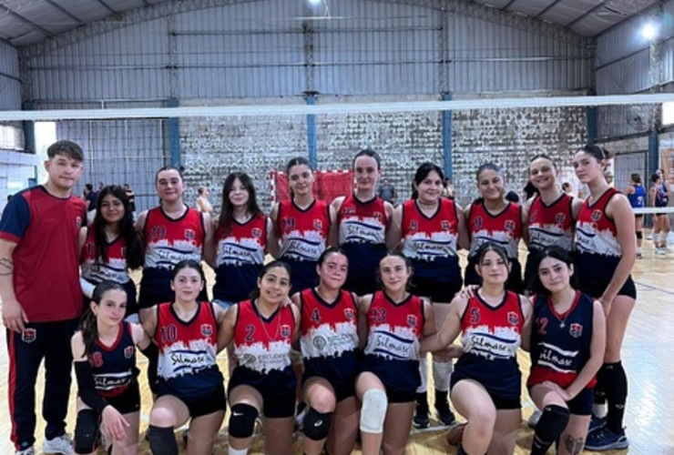 Imagen de La tira femenina de Vóley Talleres, está líder en sus categorías y ascendió a la A4