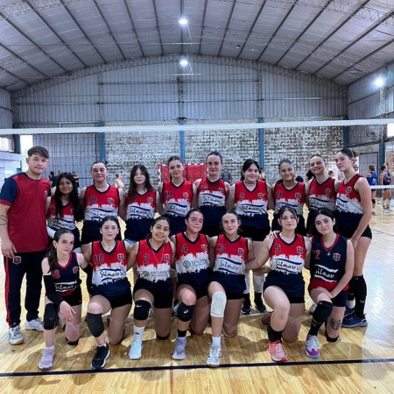 Imagen de La tira femenina de Vóley Talleres, está líder en sus categorías y ascendió a la A4