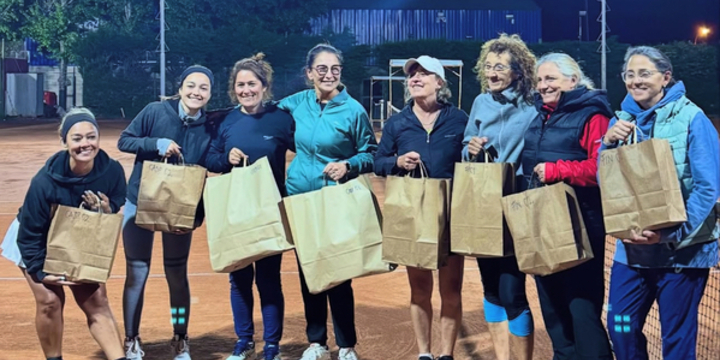 Imagen de Talleres organizó un torneo de tenis en Dobles Damas en cat. C