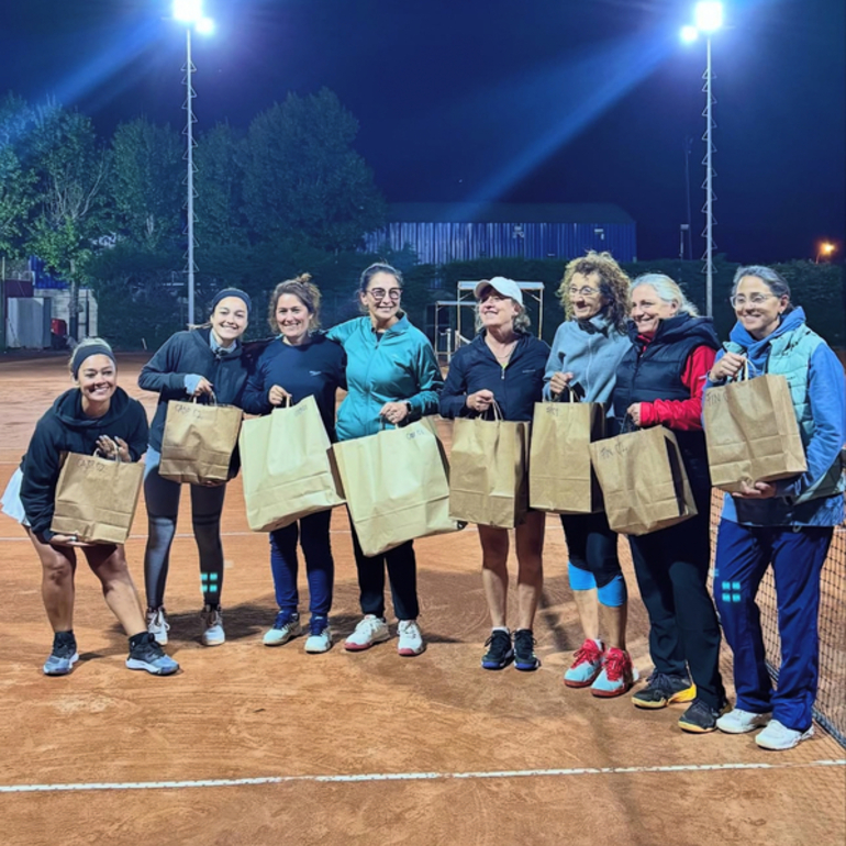 Imagen de Talleres organizó un torneo de tenis en Dobles Damas en cat. C